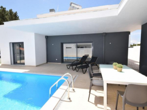 Modern villa with private pool near the beautiful beach of Foz de Arelho